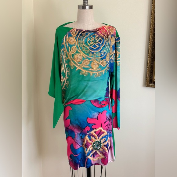 Colorful embroidered dress, vibrant patterns, long sleeves, jewel detail. - Picture 5 of 8